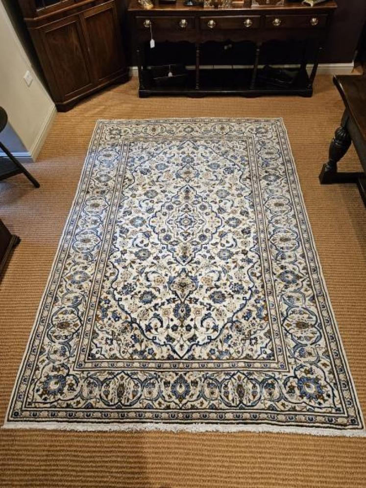 Superb quality 9' 6" x 6' 6" Persian Pure Wool Rug - Image 1