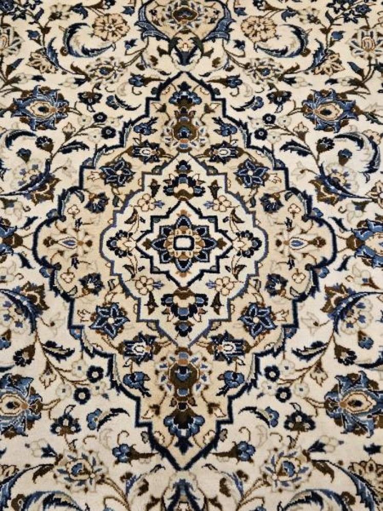 Superb quality 9' 6" x 6' 6" Persian Pure Wool Rug - Image 2