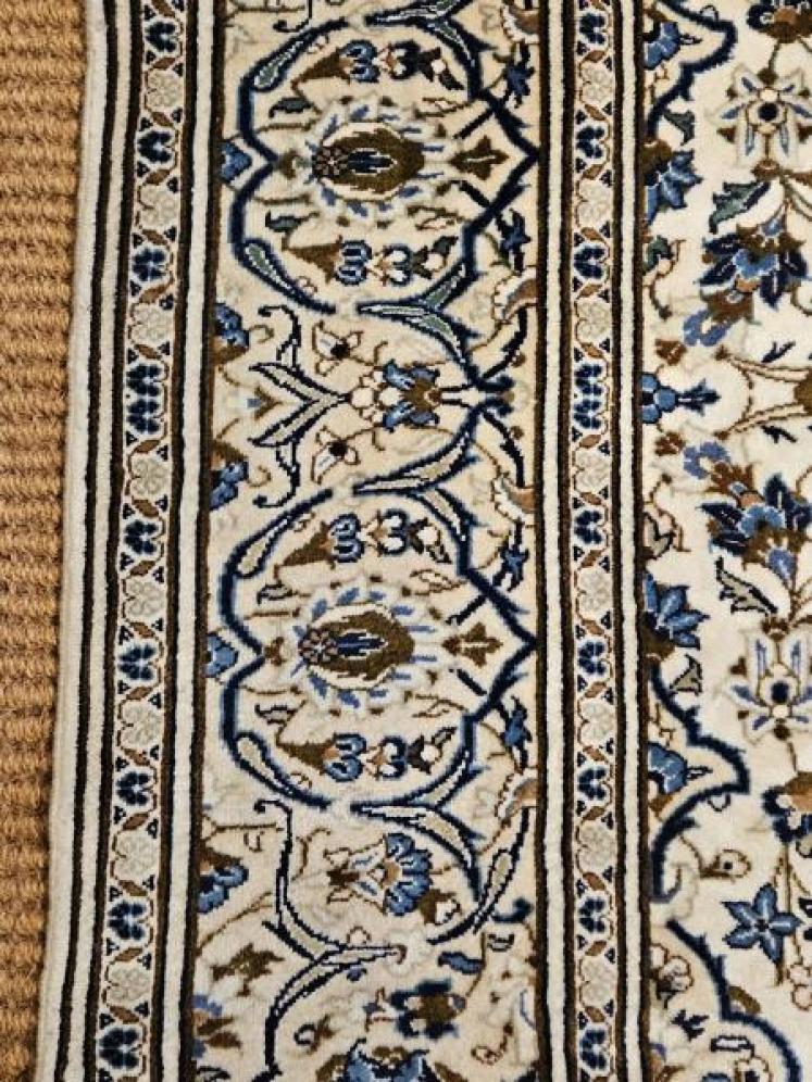 Superb quality 9' 6" x 6' 6" Persian Pure Wool Rug - Image 3