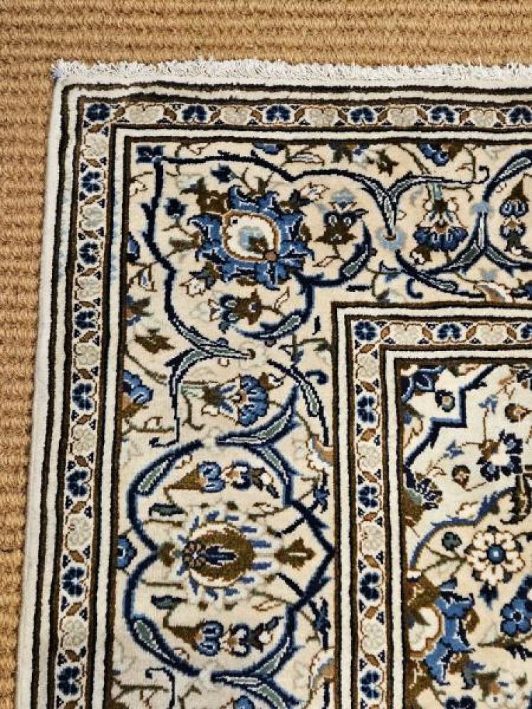 Superb quality 9' 6" x 6' 6" Persian Pure Wool Rug - Image 4
