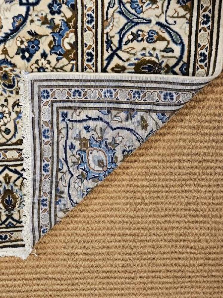 Superb quality 9' 6" x 6' 6" Persian Pure Wool Rug - Image 5