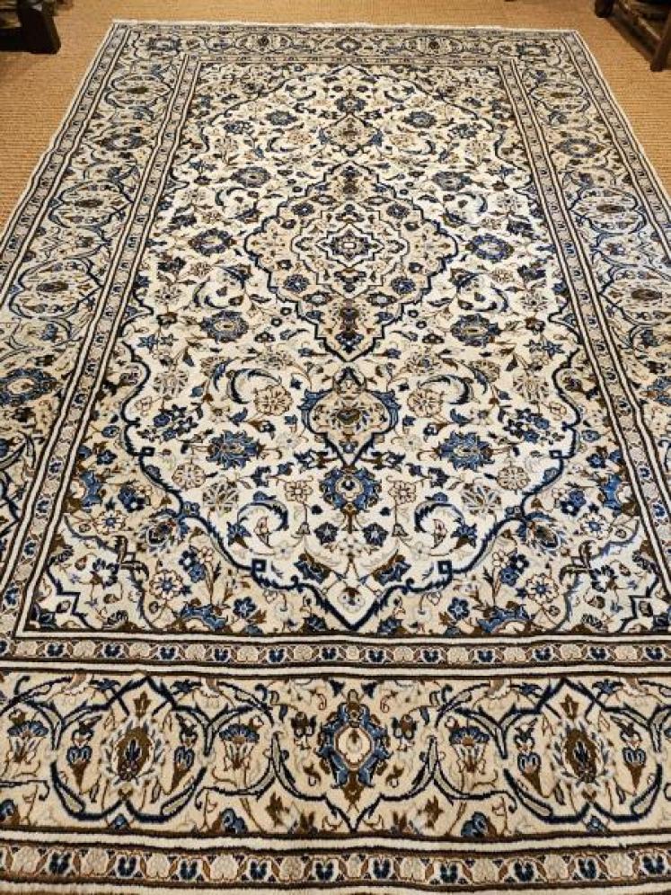 Superb quality 9' 6" x 6' 6" Persian Pure Wool Rug - Image 6