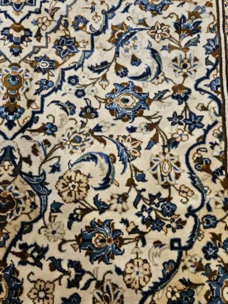 Superb quality 9' 6" x 6' 6" Persian Pure Wool Rug - Image 7