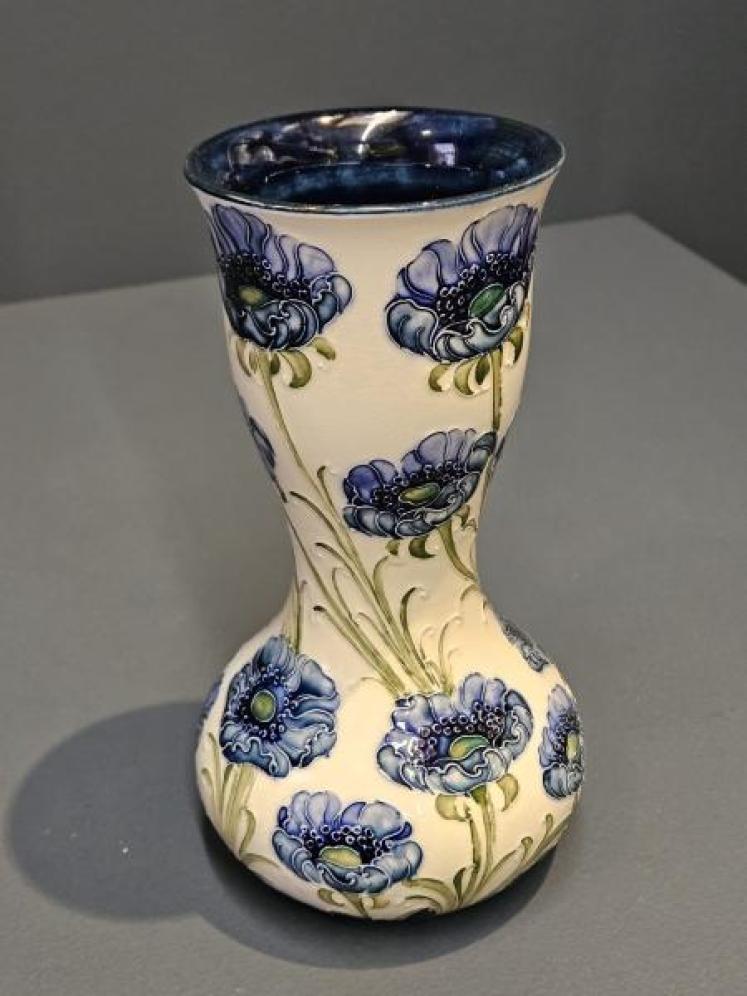 Superb McIntyre Blue Poppies Vase - Image 4