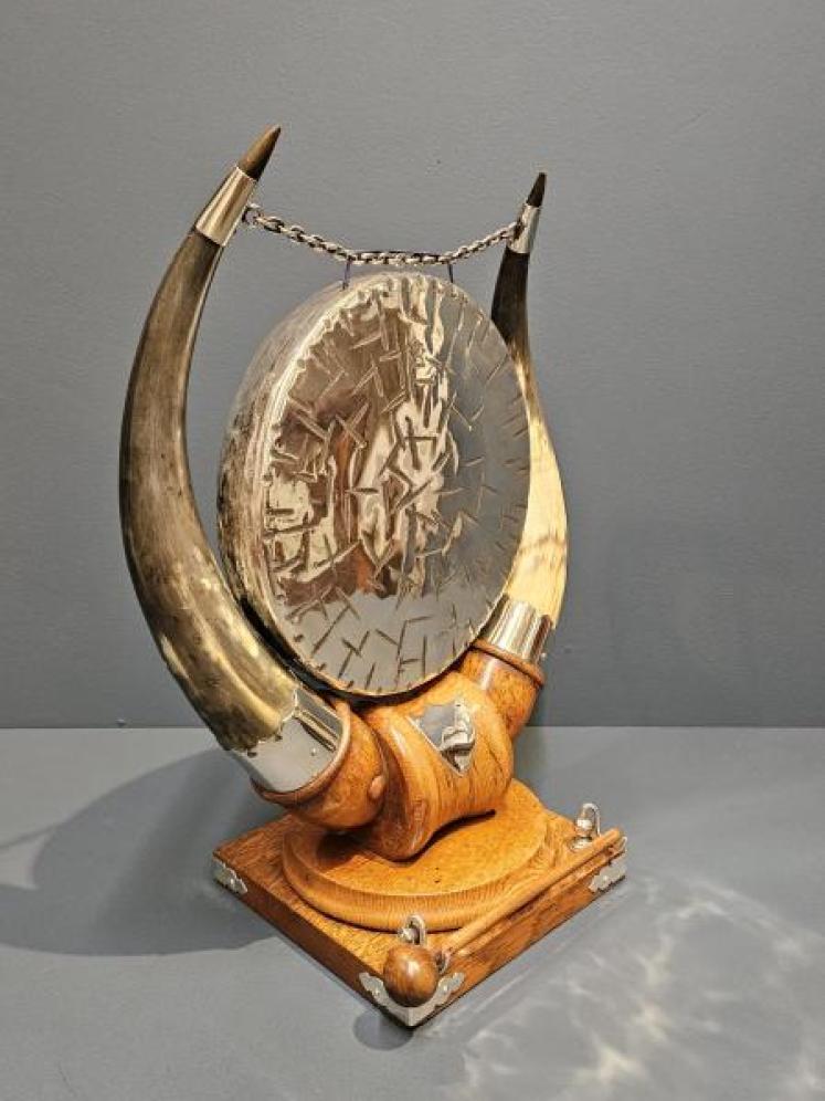 Large Victorian Oak and Silver Plate Cow Horn Dinner Gong - Image 4