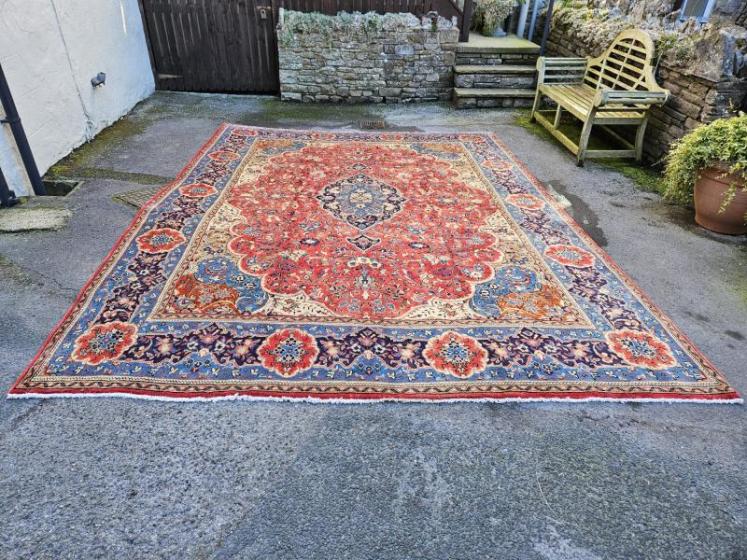 Fine Quality Large Persian Saroq Wool Rug - Image 1