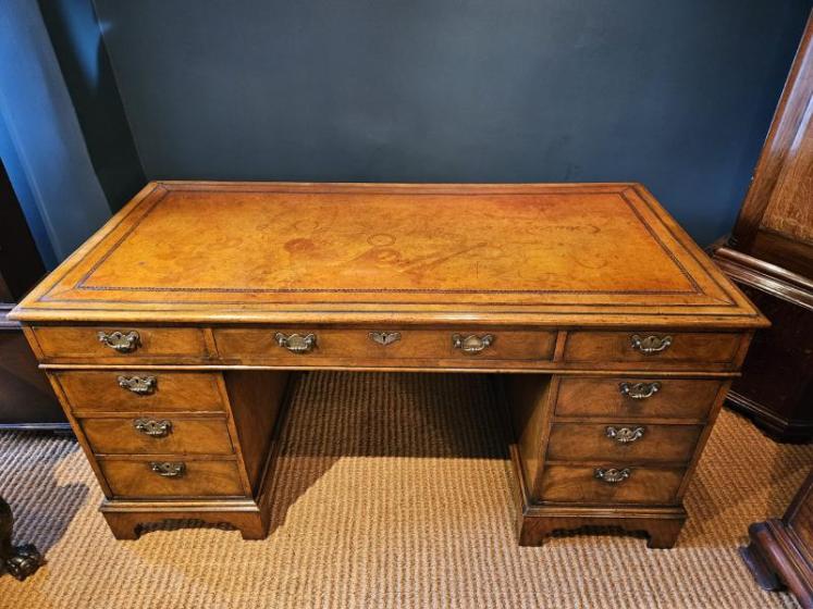 Quality Victorian Walnut Pedestal Desk - Image 2
