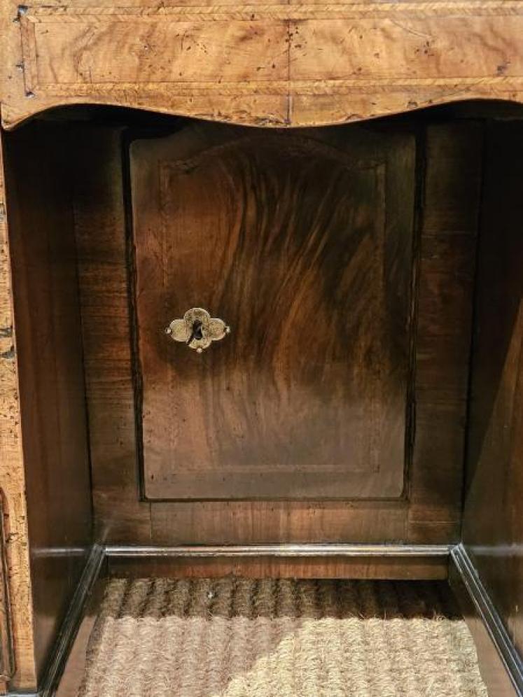 George II Walnut Kneehole Desk - Image 7