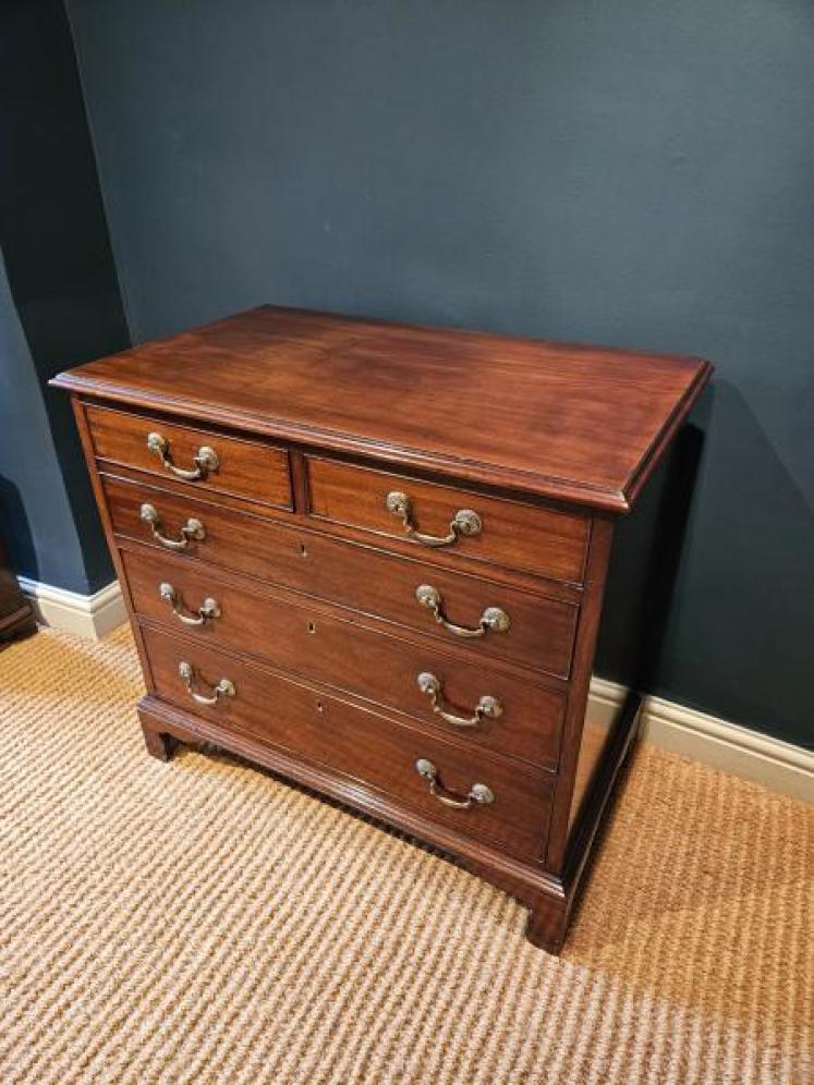 Small George III Mahogany Chest of Drawers  - Image 2