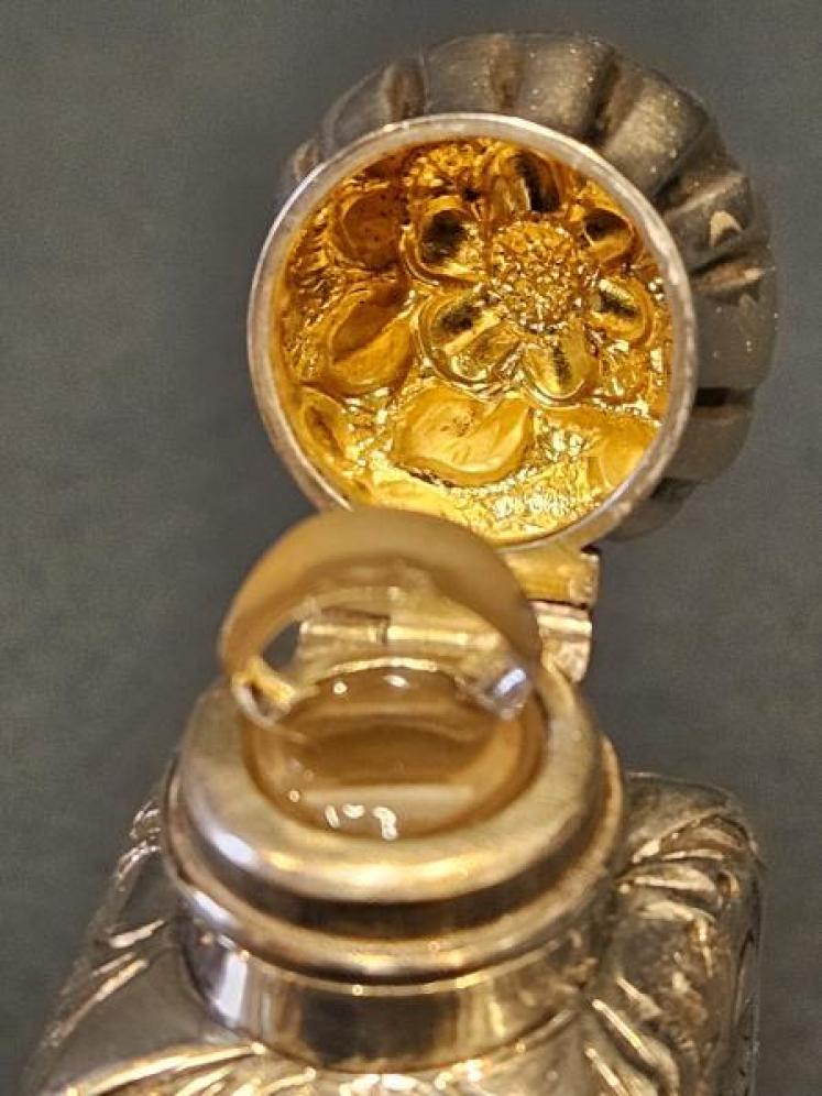 Victorian Silver Hinged Top Scent Bottle  - Image 4