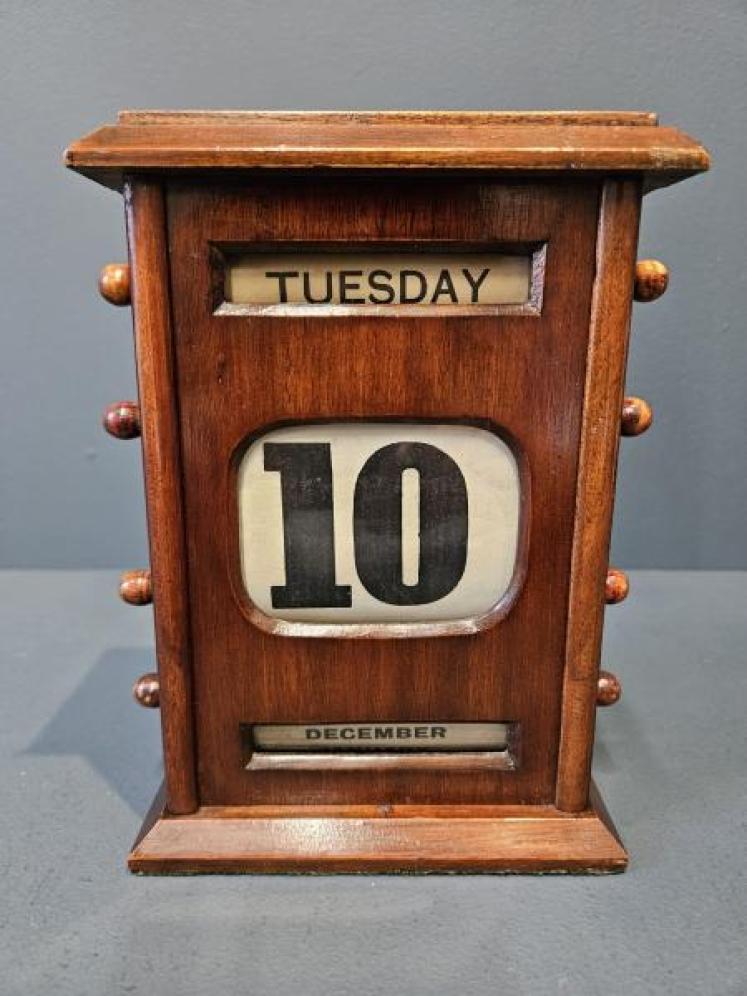 Edwardian Mahogany Perpetual Desk Calendar  - Image 1