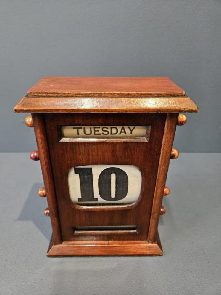 Edwardian Mahogany Perpetual Desk Calendar  - Image 2