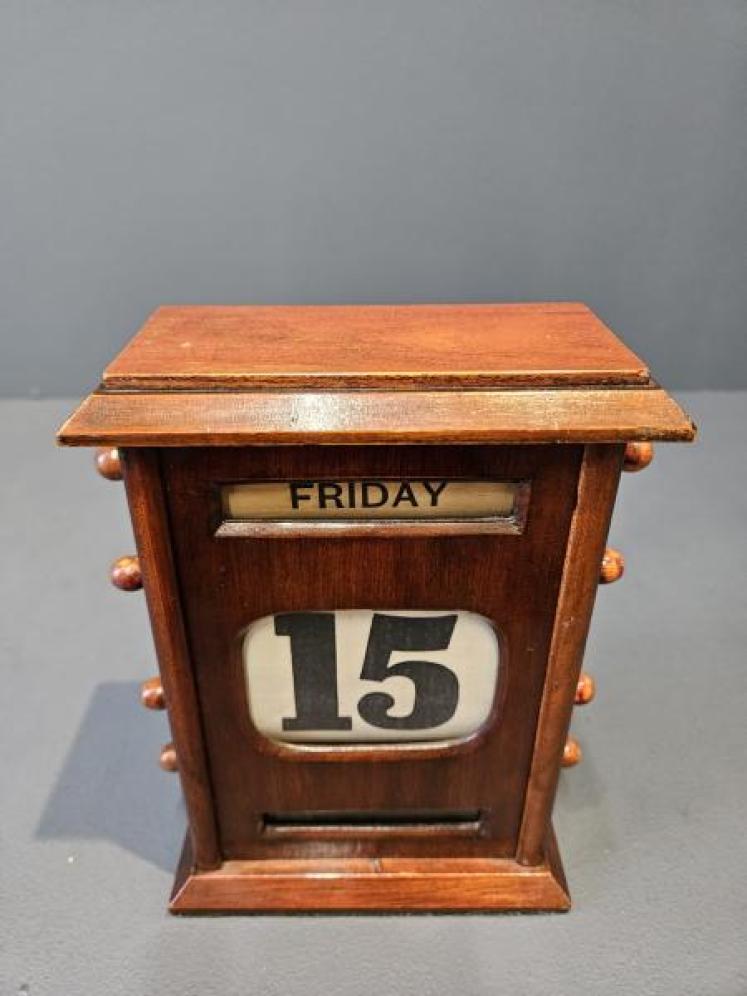 Edwardian Mahogany Perpetual Desk Calendar  - Image 5