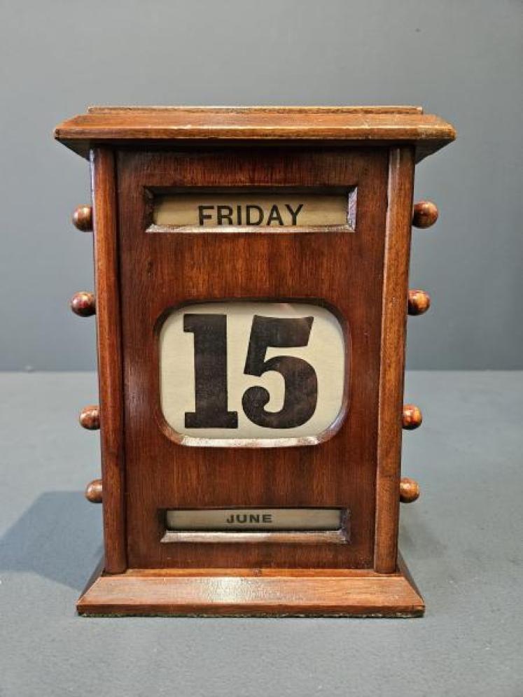 Edwardian Mahogany Perpetual Desk Calendar  - Image 6