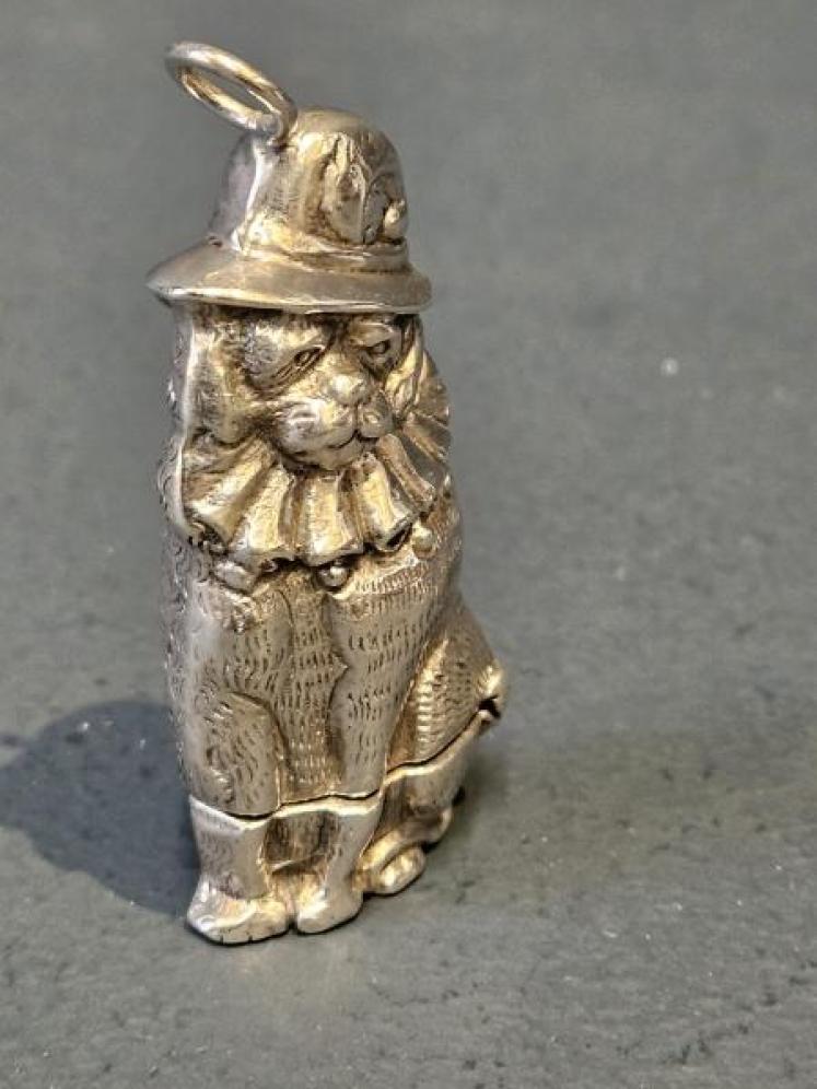 Unusual Silver Cast Dog Vesta Case - Image 2