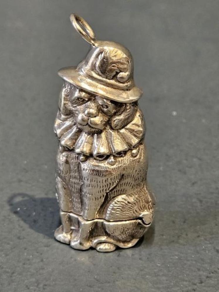 Unusual Silver Cast Dog Vesta Case - Image 3
