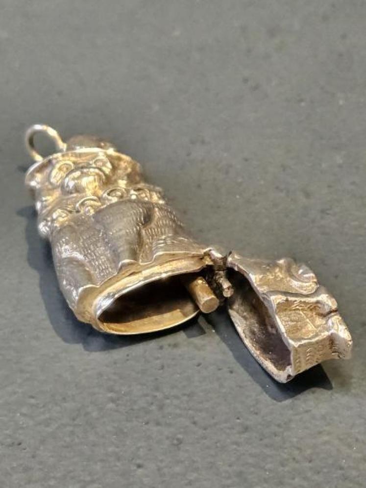 Unusual Silver Cast Dog Vesta Case - Image 4