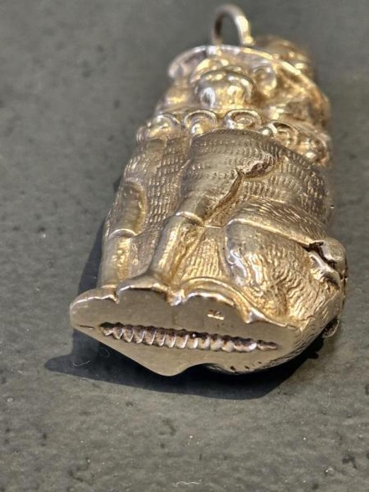 Unusual Silver Cast Dog Vesta Case - Image 5