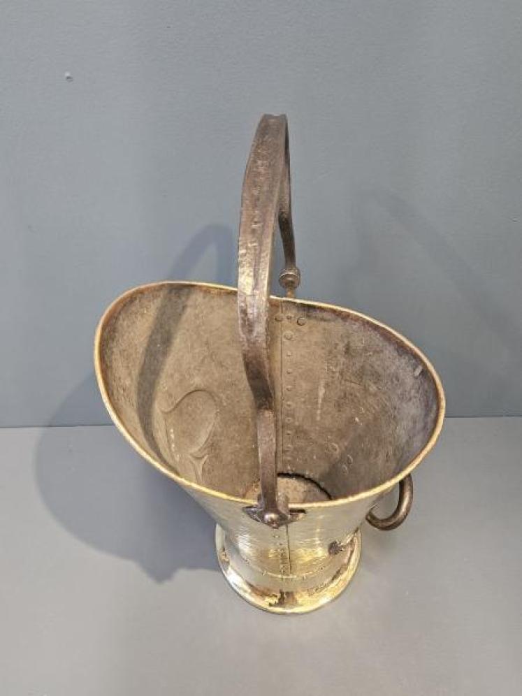 Superb Large Arts and Crafts Brass Coal Scuttle - Image 7