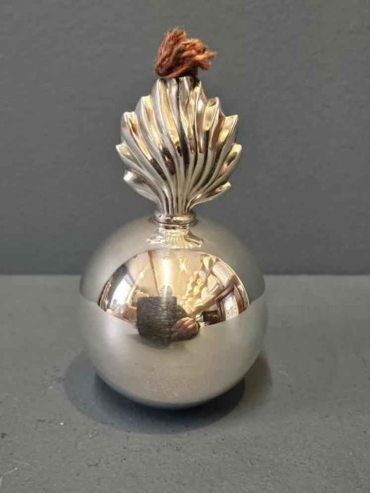 Unusual Cast 8oz Silver Bomb Table Lighter - Image 5