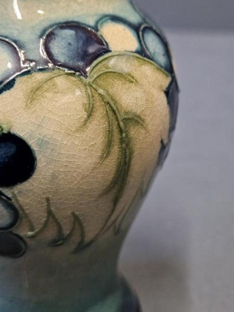 Small Moorcroft Leaf and Berries Vase - Image 4