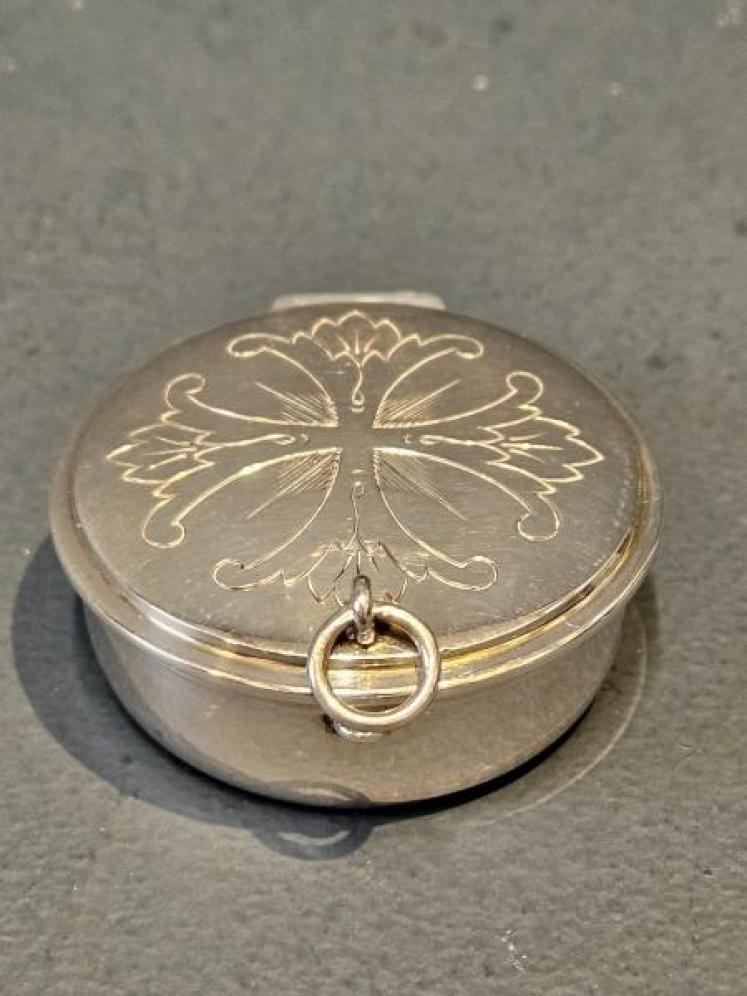 Silver Pix - Image 1