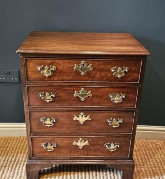 Small George III Mahogany Chest of Drawers by Gillows