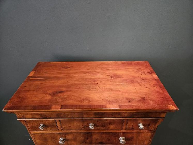 Fine Quality Edwardian Small Proportion Yew Wood Chest on Chest - Image 3