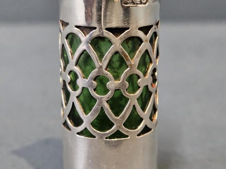 Edwardian Silver and Emerald Glass Travelling Scent Bottle - Image 4