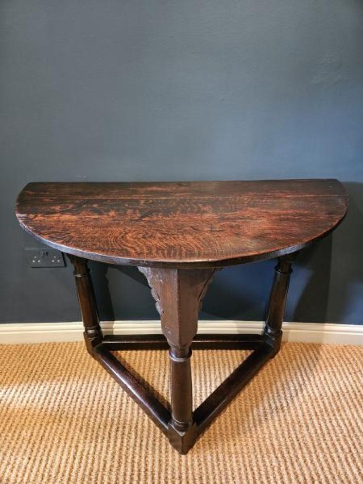 Period Oak Side Table - Image 1