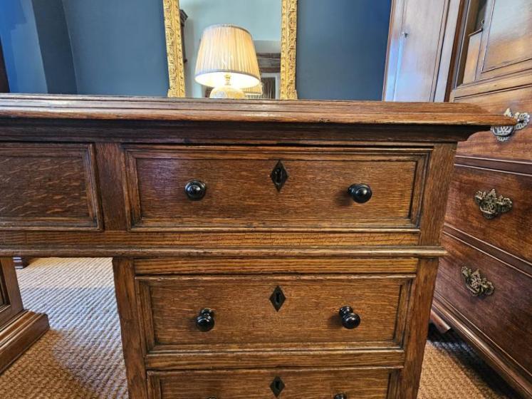 Superb Late Victorian Oak Pedestal Desk by J P White - Image 4