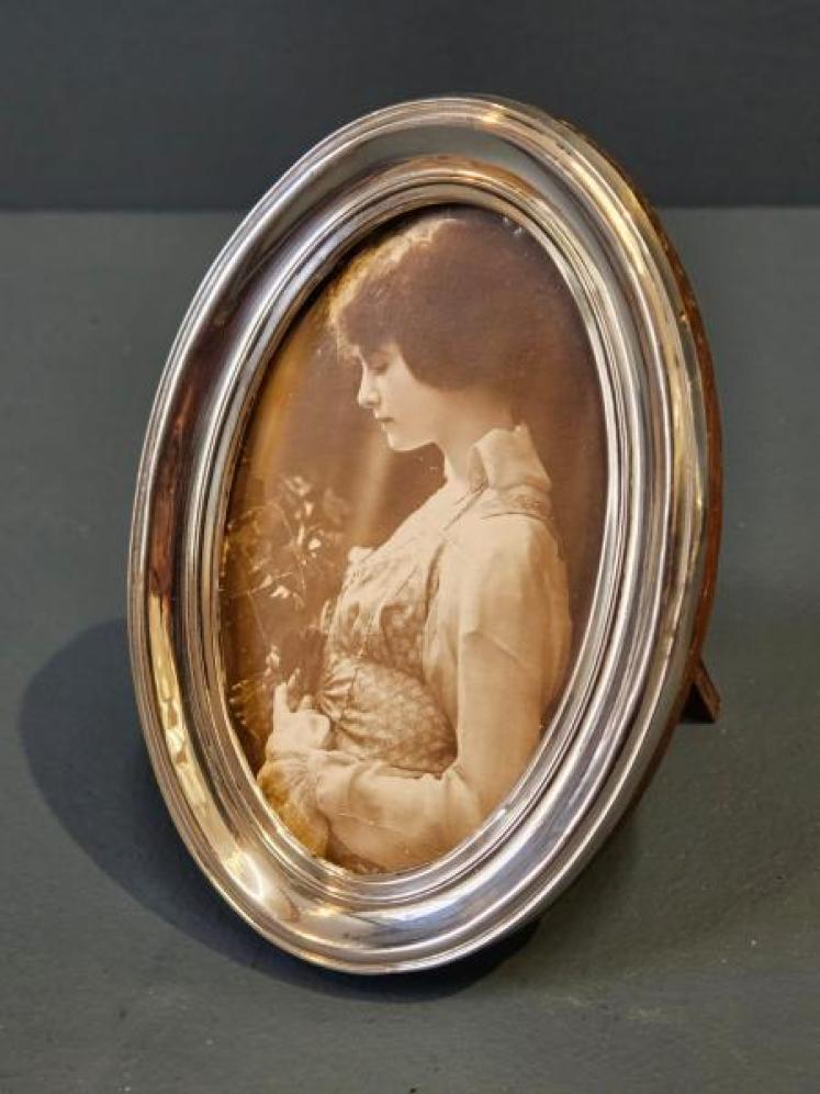 Small Victorian Oval Silver Photo Frame  - Image 3