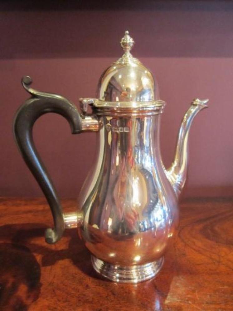 Fine Pair of George V Period Silver Coffee Pots - Image 2