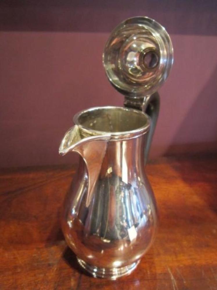 Fine Pair of George V Period Silver Coffee Pots - Image 3