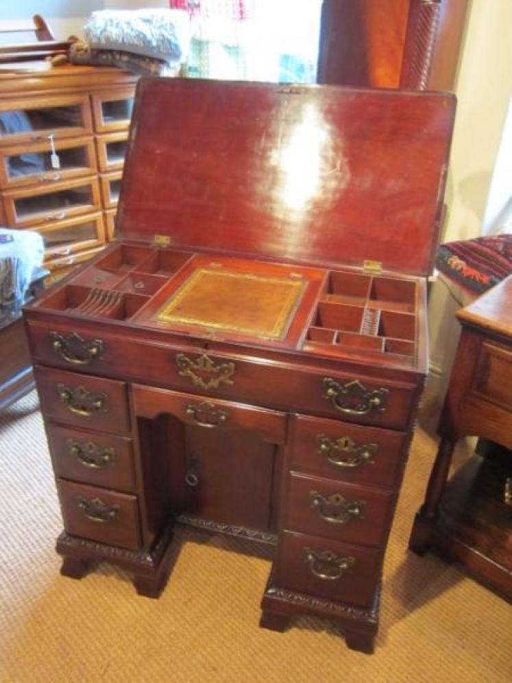Stunning George II Red Walnut Kneehole Desk - Image 1