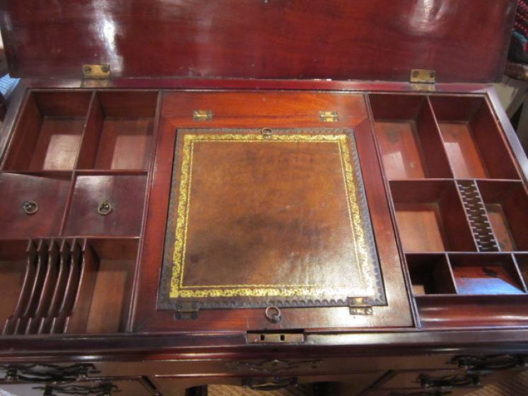 Stunning George II Red Walnut Kneehole Desk - Image 2