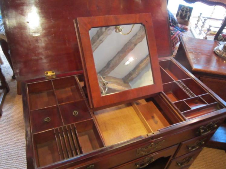 Stunning George II Red Walnut Kneehole Desk - Image 3