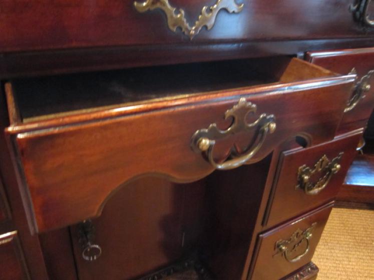 Stunning George II Red Walnut Kneehole Desk - Image 4