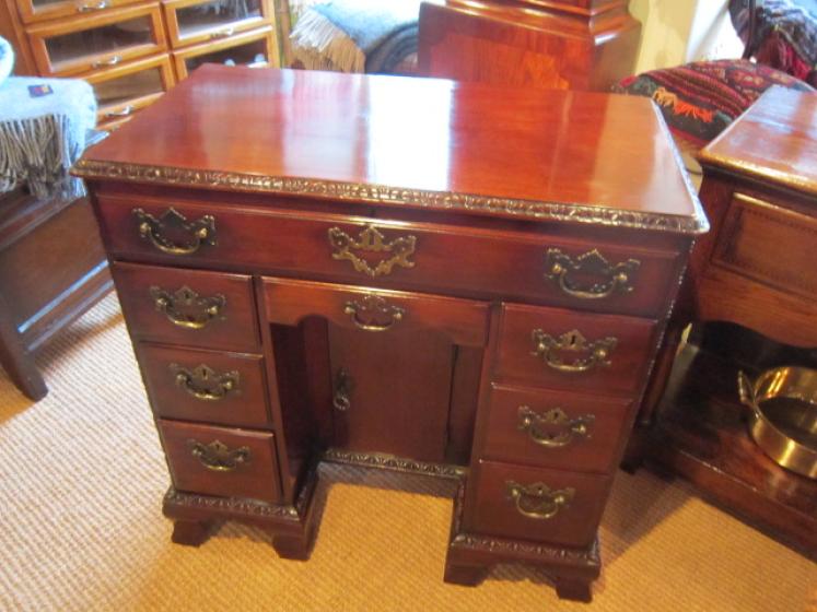 Stunning George II Red Walnut Kneehole Desk - Image 5
