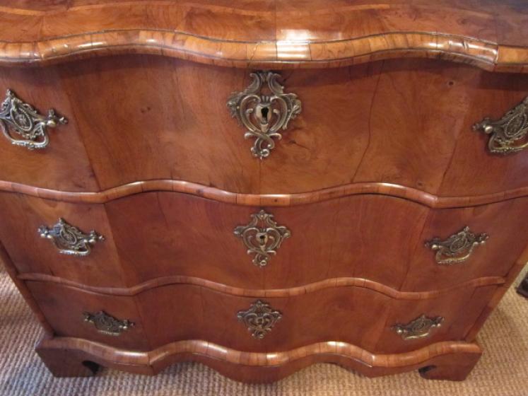 Stunning George II Walnut Ribbon Fronted Chest - Image 2