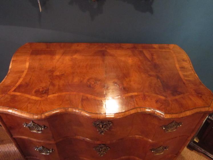Stunning George II Walnut Ribbon Fronted Chest - Image 3