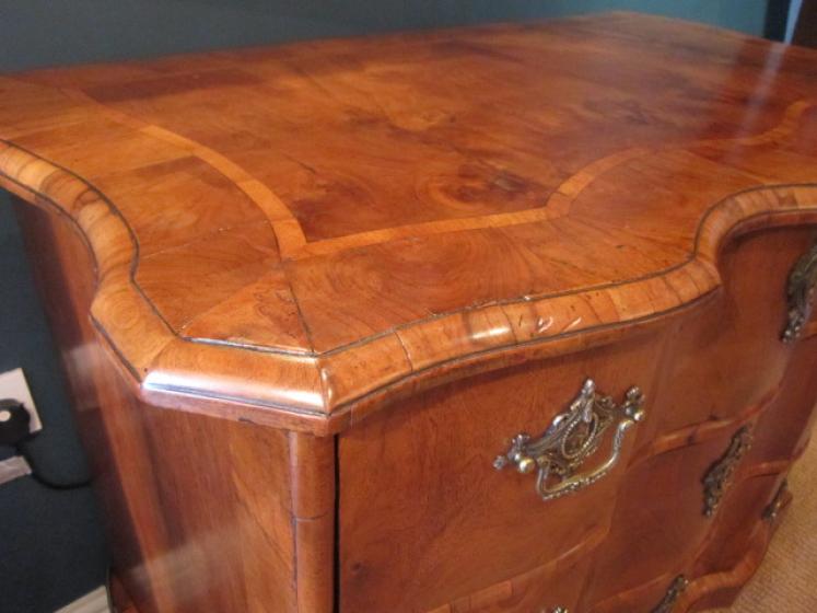 Stunning George II Walnut Ribbon Fronted Chest - Image 4