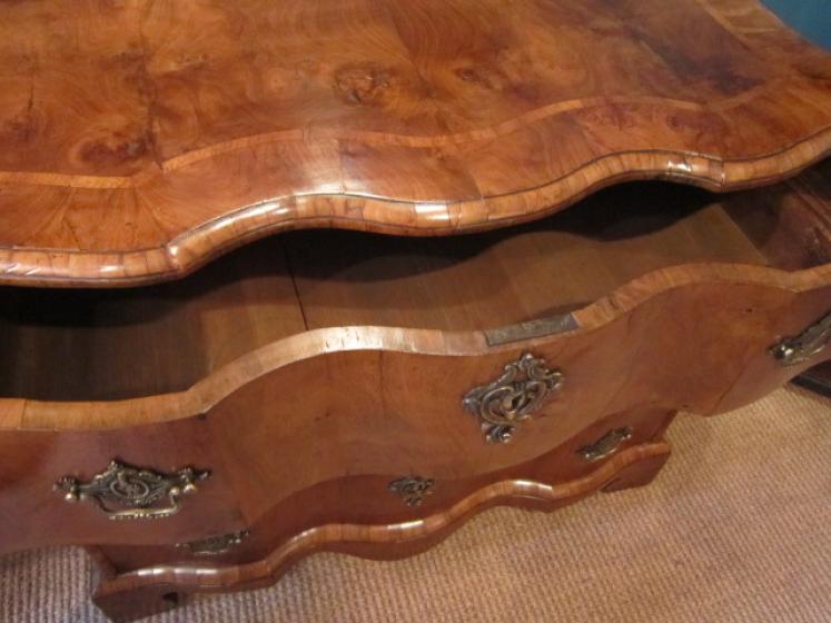Stunning George II Walnut Ribbon Fronted Chest - Image 5