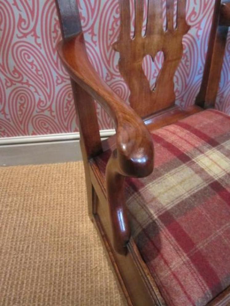 Elegant George II Elm Box Armchair - Image 4