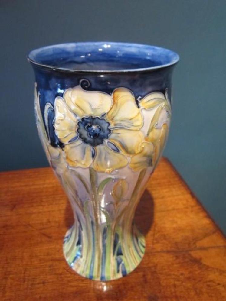 Rare McIntyre Moorcroft Daffodil & Iris Vase - Image 4