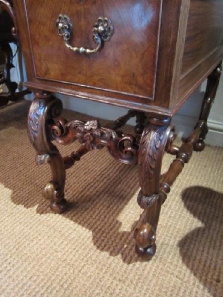 Superb Victorian Figured Walnut Desk - Image 2