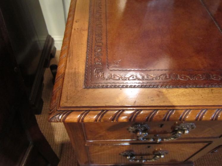 Superb Victorian Figured Walnut Desk - Image 3