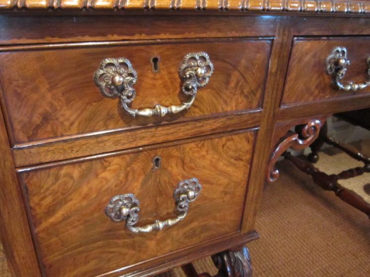 Superb Victorian Figured Walnut Desk - Image 5