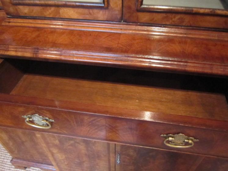 Fine William & Mary Style Breakfront Bookcase - Image 4