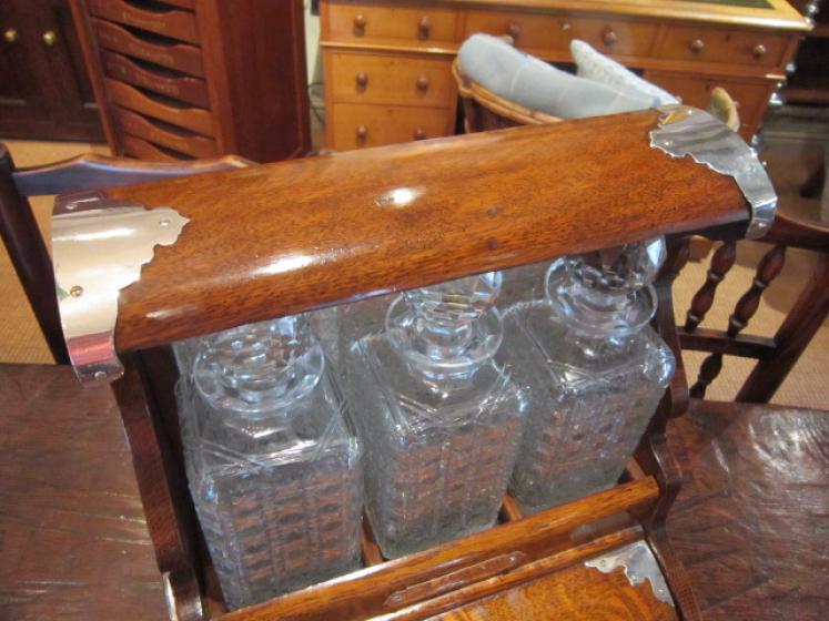 Superb Victorian Roll Front Fitted Tantalus - Image 4